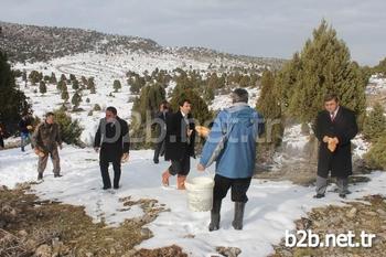 Konya’nın Beyşehir İlçesinde Kar Yağışının Ardından Beyaz Örtüyle Kaplanan Doğal Alanda Açlık Tehlikesiyle Karşı Karşıya Kalan Yaban Hayvanları İçin Doğaya Et, Sakatat, Yem Ve Bayat Ekmek Bırakıldı.