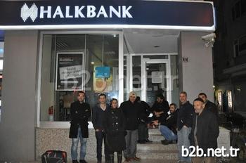 Toki Tarafından Bursa’nın İnegöl İlçesi Baykoca Mahallesinde Yaptırılan 1244 Konuttan Satılamayan 18 Konutun Satışı İçin Bir Gün Önceden Banka Önünde Kuyruk Oluştu.