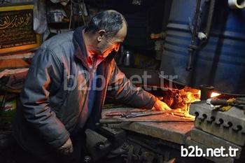 Yıldırım Belediye Başkanı İsmail Hakkı Edebali, Kaybolmaya Yüz Tutan Sıcak Demircilik Mesleğini İcra Eden Mehmet Zeki Baran’a Takdir Belgesi Takdim Etti.