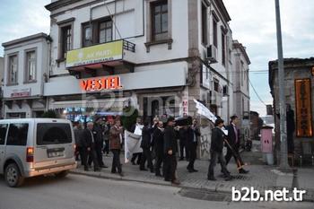 Balıkesir’in Ayvalık İlçesinde, Türk Eğitim-sen, Eğitim-iş Ve Eğitim-sen Üyeleri, Milli Eğitim Müdürlüğü Önüne Tabut Ve Siyah Çelenk Bıraktı.