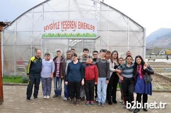 Manisa Özel Eğitim İş Uygulama Merkezindeki Serada, Zihinsel Engelli Öğrenciler Tarafından Çeşitli Sebze Ve Çiçekler Yetiştiriliyor. Dikiminden Bakımına, Sulamasından Sökümüne Kadar Her Kademede Zihinsel Engelli Öğrencilerin Emeği Ve Sevgisi Bulunuyor. Bitkilerden Elde Edilen Gelirle Öğrencilerin İhtiyaçları Karşılanıyor.