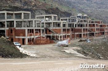 Diyarbakır’ın Çermik İlçesinde Yapımı Sürdürülen Ve Bölgenin En Büyük Sağlık Ve Turizm Yatırımı Olmasının Yanı Sıra Yine Bölgenin İlk 5 Yıldızlı Tatil Köyü Olacak Olan Helinamın Termal Tatil Köyünde Çalışmalar Tüm Hızıyla Sürüyor.