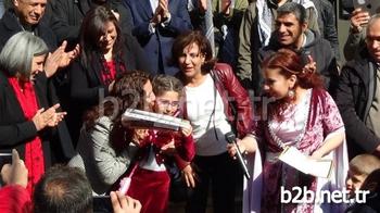 Diyarbakır’da Kürtçe Eğitim Veren Dibistana Seretayi A Ferzad Kemangar-ferzad Kemanger İlkokulu’nda İlk Karne Heyecanı Yaşandı. Törenle Kürtçe Karnelerini Alan Öğrencilerin Sevinçleri Gözlerinden Okundu. Törende Konuşan Büyükşehir Belediyesi Eş Başkanı Gültan Kışanak, Kendilerinin Asimilasyon Kuşağının Yaşlanmış Temsilcileri Olduğunu Belirterek, Bu Politikaların Artık Boşa Çıkarıldığını İfade Etti.