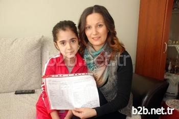 Yaşıtları Karnelerini Bu Gün Okullarında Alırken İlköğretim 4. Sınıf Öğrencisi Aşkın Ilgın İzci İse Karnesini Evde Kendisine Eğitim Veren Emine Ünsalan’ın Elinden Aldı.