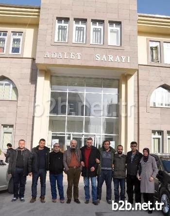 Karacabey Adliyesi Önünde Açıklama Yapan İşçiler, Uzun Ve Zorlu Sürecin Ardından Haklı Olduklarının Mahkeme Kararıyla Tescillendiğini Söyledi.