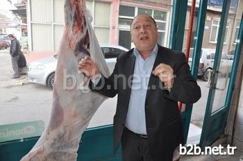 Bursa’nın Yıldırım İlçesinde Hacivat İle Vakıf Mahallesi'nde Sahipleri Tarafından Otlatılmak Üzere Evlerinin Yakınındaki Araziye Bırakılan 5 Atın Çalınıp, Kesildikten Sonra Etlerinin Kentin Lüks Semtlerindeki Lokantalara Satılmasının Ortaya Çıkması Gözleri Bu Konuya Çevirdi. Türkiye Kırmızı Et Üreticileri Birliği Genel Başkan Yardımcısı Şaban Cetizli, Yaptığı Özel Açıklamada, At Eti Satışı İle Alakalı Hükümete Uyarılarda Bulundu. Vatandaşlara Et Alımı Sırasında Dikkat Etmeleri Gereken Bazı Konuları Da Aktaran Cetizli, At Eti Satışı Skandalının Ardından Normal Satışlarında Durduğunu Söyledi.