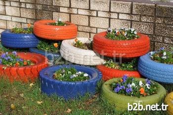 Mersin'in Silifke İlçesinde Belediye, Yeşil Alanları, Parkları, Kavşakları Ve Refüjleri Mevsime Dayanıklı Çiçeklerle Güzelleştirmeye Devam Ederken, Kendi Saksı İle Çiçeğini Kendi Atölye Ve Serasında Üretiyor.