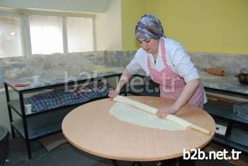 Afyonkarahisar’da Bir Kadın Girişimci Açtığı Ve Yöresel Hamurişlerinin Yapıldığı Dükkan İle Kadınların İstedikleri Zaman Her Şeyi Başarabileceklerini Gösterdi.