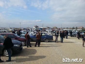 Malatya’da Her Pazar Açılan Açık Oto Pazarında Yoğunluk Yaşanmasına Rağmen Araç Satışlarında Durgunluk Yaşanıyor. Oto Satıcıları İse Bu Durgunluğu Geçen Sene Dondan Etkilenen Kayısıya Bağlıyor.
