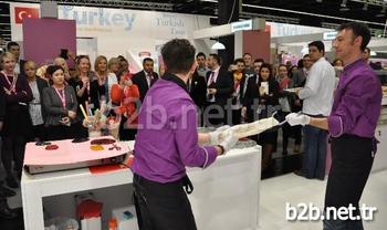 Bu Yıl 45. Kez Düzenlenen Ism 2015 - Uluslararası Bisküvi Ve Şekerleme Fuarı, 65 Ülkeden Bin 513 Katılımcıyla Almanya’nın Köln Kentinde  Kapılarını Açtı. İstanbul Hububat Bakliyat Yağlı Tohumlar Ve Mamulleri İhracatçıları Birliği Öncülüğünde 1999 Yılında İlk Defa 10 Firma İle Fuara Katılan Türkiye, Bu Yıl 81 Firma İle Fuara Çıkarma Yaptı.