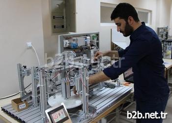 Fırat Üniversitesi Teknoloji Fakültesi Mekatronik Mühendisliği 4. Sınıf Öğrencilerinden Rıdvan Usluğ Ve Hakan Büyükpatpat Bitirme Projesi Olarak İnsansız Fabrika Otomasyonu Üretti.