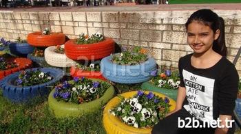 Mersin’in Silifke İlçe Belediyesi, Kendi Atölyesinde Özellikle Atıl Durumdaki Araç Lastiklerini Renk Renk Boyayarak Saksı Haline Getirip İlçenin Değişik Parklarında Kullanıyor. Silifkeliler Araç Lastiğinden Yapılan Saksılara Büyük İlgi Gösteriyor.