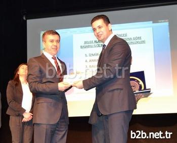Halk Eğitimi Merkezi Müdürü İsmail Damar, Ödülünü İse Sosyal Ortaklar Ve Projeler Daire Başkanı Uğur Ergin’in Elinden Aldı.