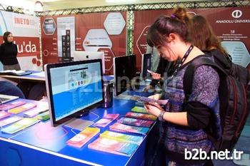 Anadolu Üniversitesi’nin Ev Sahipliğinde Düzenlenen 17. Akademik Bilişim Konferansı Kapsamında Açılan Açıköğretim Sistemi Standı Yoğun İlgi Görüyor. Standa Gelen Katılımcılarla Birebir Görüşen Anadolu Üniversitesi Rektör Yardımcısı Ve Açıköğretim Fakültesi Dekanı Prof. Dr. Yücel Güney, Açıköğretim Sistemi’nde Öğrenim Gören Yaklaşık 1,5 Milyon Öğrenciye Buradan Müjdeler Verdi.