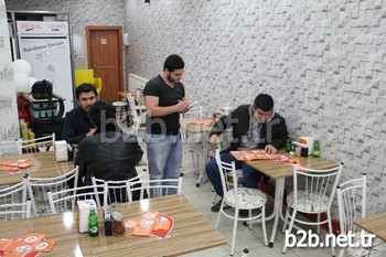 Bursa'da Yeni Hizmete Giren Bir Fast-food Restaurantı Sosyal Paylaşım Ağlarını Kullanarak Misafirlerine Avantajlar Sağlamayı Hedefliyor.