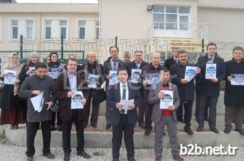 Çanakkale’nin Lapseki İlçesindeki Hüseyin Akif Terzioğlu Anadolu Lisesi Önünde Toplanan Eğitimciler Öğretmenlere Uygulanan Ücretsiz Nöbet Yükümlülüğünü Protesto Etti.