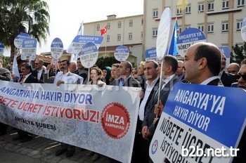 Antalya’da Eğitim-bir-sen Üyesi Yaklaşık 200 Kişilik Öğretmen Grubu, İl Milli Eğitim Müdürlüğü Önünde, ‘angaryaya Hayır, Nöbet Görevi İçin Ücret İstiyoruz’ Eylemi Yaptı.