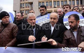 Bursa’da Milli Eğitim Müdürlüğü Önünde Toplanan Öğretmenler Ek Ders Ücretlerinde Zam İstediklerini Belirterek Eylem Yaptı.