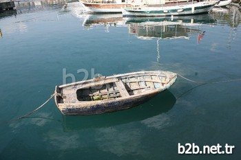 Muğla’nın Marmaris İlçesinde, Bir Tekne Tarafından Denize Boşaltıldığı İddia Edilen Sintine Suyu Ve Kirli Su Atıkları Çevre Kirliliğine Neden Oluyor. Sahil Güvenlik Ekipleri, Kirliliğe Neden Olan Tekne Hakkında İdari Ve Adli Soruşturma Başlattı.