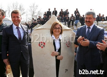 Gaziantep Büyükşehir Belediyesi Çiftçileri Desteğini Sürdürüyor. Daha Önce Çiftçilere Tohumluk Buğday Dağıtan Belediye, Şimdi De Küçükbaş Hayvanlar İçin Yem Dağıtımı Yaptı.