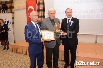 Çanakkale’de Vergi Haftası Kutlamaları Kapsamında Kurumlar Ve Gelir Vergisinde Dereceye Girenler İl Defterdarlığı Tarafından Plaketle Ödüllendirildi. Bu Yılın Rekortmeni Tahsildaroğlu Süt Ürünleri Sanayi Ticaret Anonim Şirketi’nin Ödülünü Selman Tahsildaroğlu Aldı.