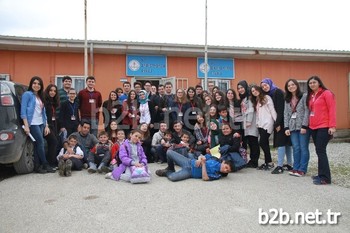 Özel Bahçelievler İhlas Fen Lisesi Öğrencileri, Arkadaşları Ümmügülsüm Kul’un Ortaya Koyduğu Fikre Destek Vererek, “sen De Elini Uzat” Başlıklı Sosyal Sorumluluk Projesiyle Düzce’de Bulunan Gümüşpınar Mehmetçik İlkokulu İçin Yardım Kampanyası Düzenledi.