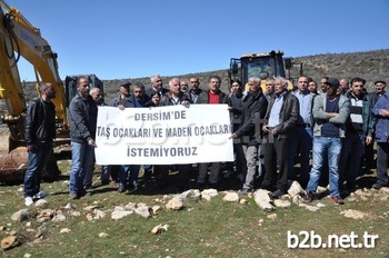 Tunceli’de Köylerinde Taş Ocağı İstemeyen Köylüler, İş Makinelerinin Çalışmasına İzin Vermezken, Olay Yerine Gelen Jandarma Ekipleri Güvenlik Önlemi Aldı.