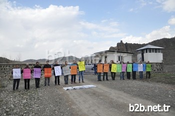 Tunceli’de Doğaseverler, 14 Mart Dünya Nehirler İçin Eylem Günü’nde Kentteki Baraj Ve Hes Projelerini Yumurta Atarak Protesto Etti.