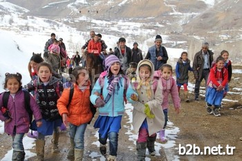 Van’ın Başkale İlçesinin Köprüağzı Mahallesinde Oturan 58 Öğrencinin Bazıları At Ve Eşek Sırtında, Bazıları Çamurlu Yolları Yaya Aşarak Okula Gidiyor.