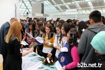 Antalya’da Üniversite İle Üniversiteye Hazırlanan Öğrencilerin Bir Araya Geldiği 15’inci Yükseköğretim Tanıtım Ve Eğitim Günleri Başladı. Fuara Lise Öğrencileri Yoğun İlgi Gösterdi.