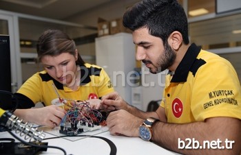 İzmir’de, Gediz Üniversitesi Robotik Kulübü (roboged), İki Robot Birden Yapıyor. Papatya Ve Lale İsimli İnsansı Robotlar, Türkçe Konuşuyor, Konuşulanları Anlayıp Cevap Veriyor, Çevresini Algılıyor.