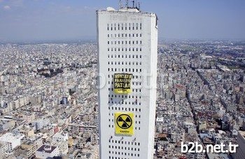 Greenpeace Akdeniz Üyeleri, Mersin'in Gülnar İlçesi Büyükeceli Mahallesi'ne Yapılması Planlanan Akkuyu Nükleer Santrali'ne Karşı 177 Metre Yüksekliğinde Olan Metropol'da 2 Dev Pankart Açtı.