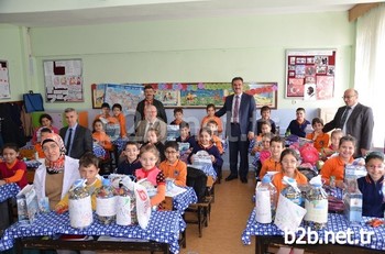 Belediye Başkanı Refik Yılmaz, 3-c Sınıfına Giderek, Çevreci Öğrencileri Tebrik Etti.